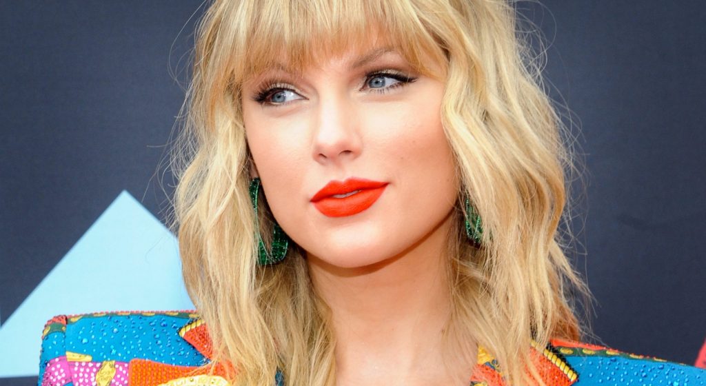 Taylor Swift y Bad Bunny triunfan en los American Music Awards