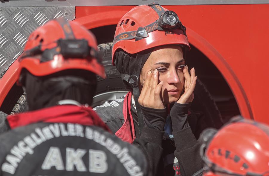 Aumenta a 75 balance de fallecidos por terremoto en el Egeo