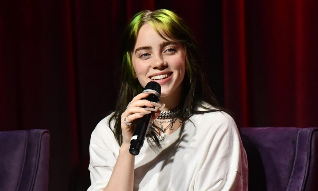 Billie Eilish está trabajando en 16 canciones y "las ama" todas