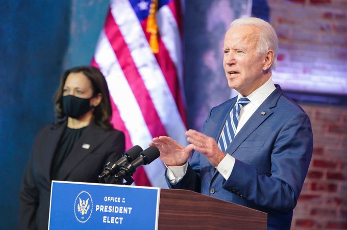 Biden da negativo por COVID tras contacto con asesor contagiado