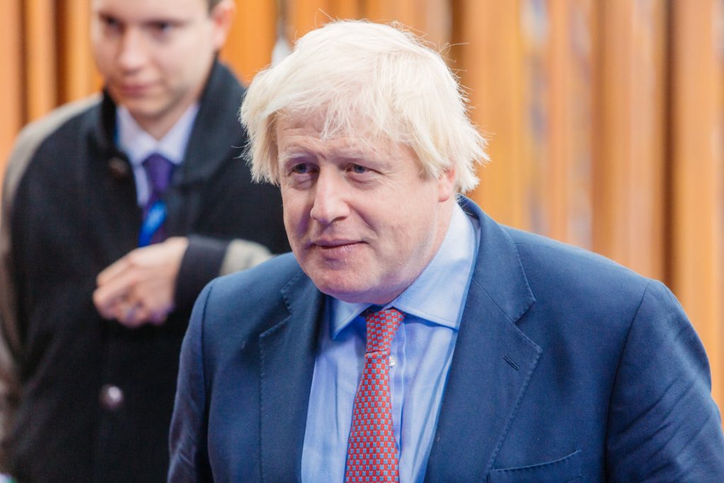Johnson dice que Londres y Bruselas "aún están muy lejos en asuntos clave"