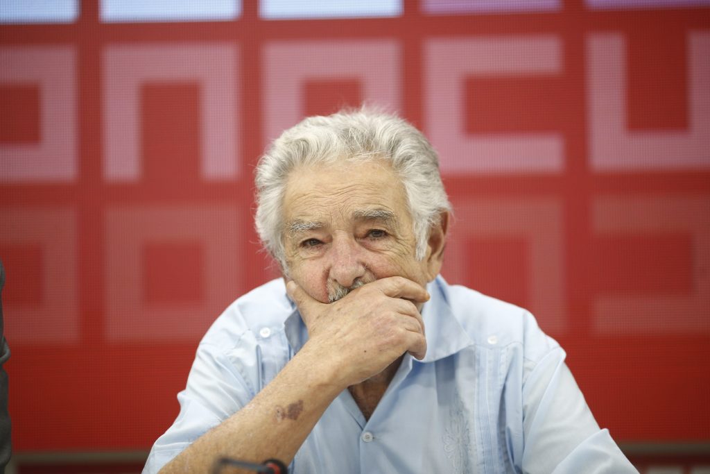 José Mujica se reúne telemáticamente con Junqueras y Romeva (ERC) y les envía su "solidaridad"