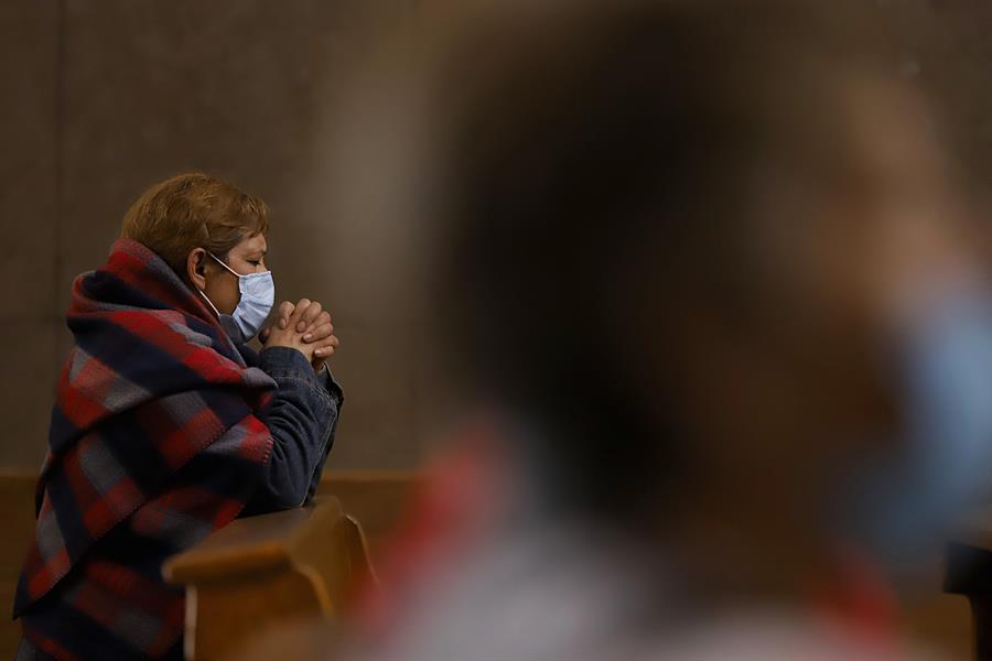 Los Ángeles pide evitar servicios al interior de iglesias por Navidad