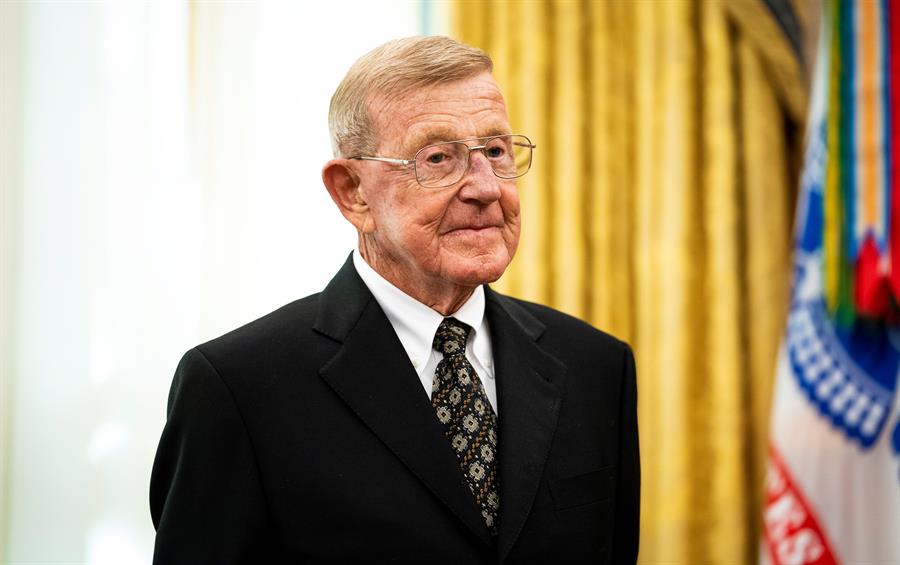 Lou Holtz recibió la Medalla Presidencial de la Libertad