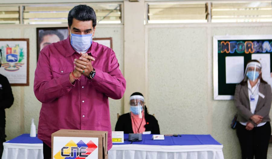 Maduro votó en las parlamentarias y dijo que "hoy nace una nueva Asamblea Nacional"