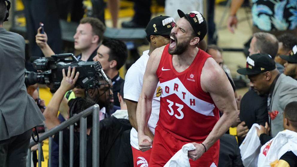 Los campeones Lakers defienden título reforzados con Marc Gasol