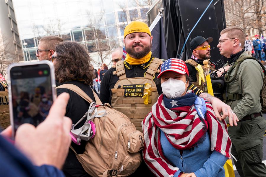 Cuatro apuñalados en choques tras marcha pro-Trump