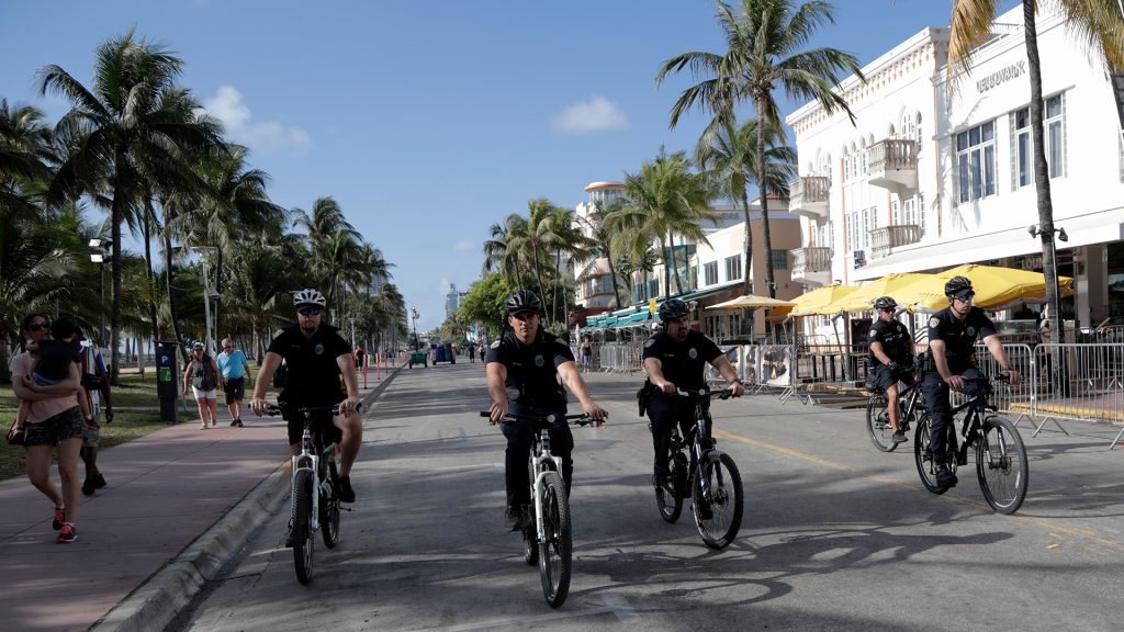 Policías en bicicleta recorren Miami-Dade contra la violencia por armas de fuego