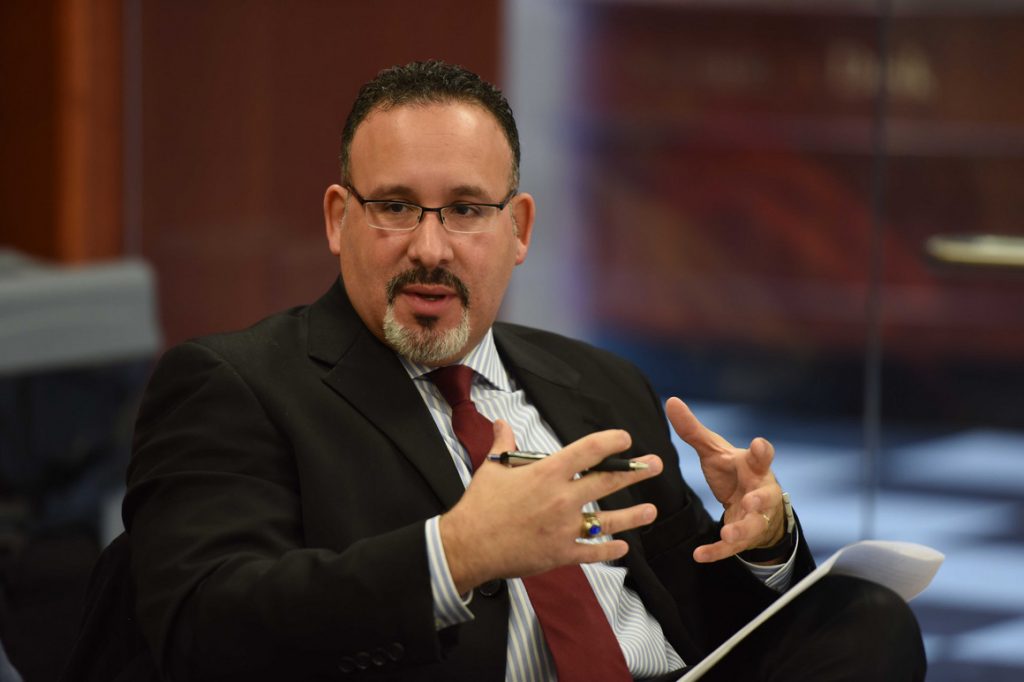 "La educación me puso al mismo nivel": Cardona reivindica su identidad latina al ser nominado por Biden