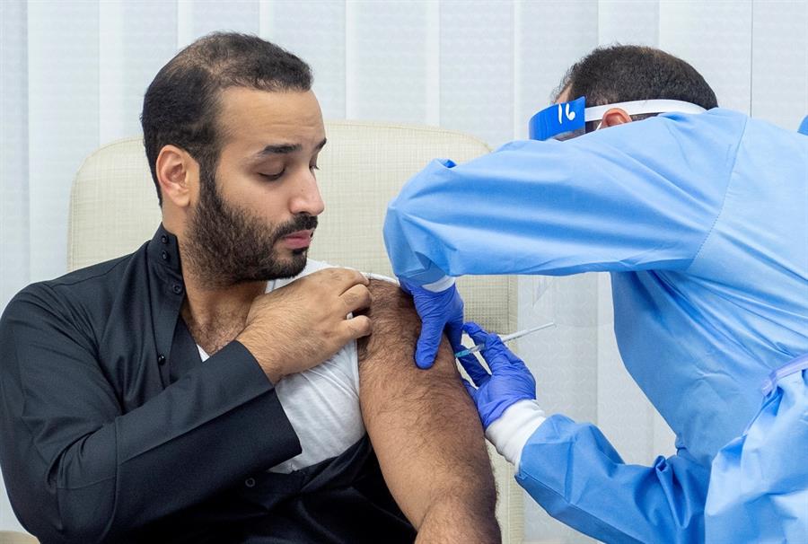Mohamed bin Salman recibió la primera dosis contra la COVID-19 de Arabia Saudí