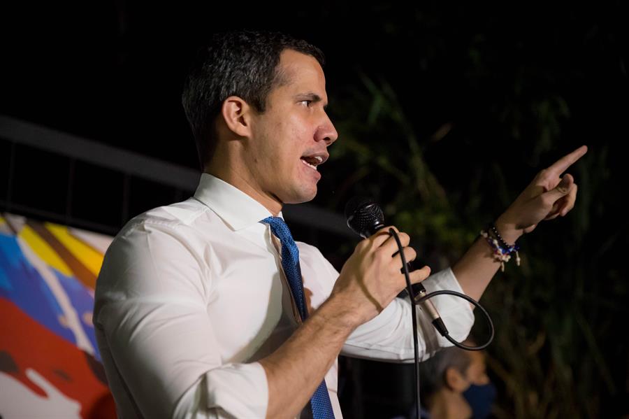 Parlamento venezolano alarga su período y reconocimiento a Guaidó por un año