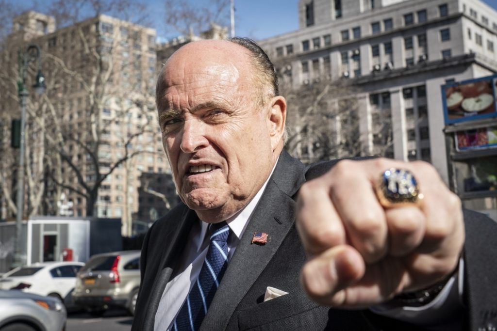 Rudy Giuliani tiene coronavirus y está hospitalizado