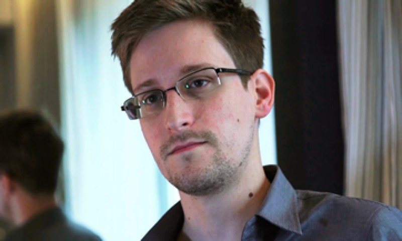 ¡Es un varón! Snowden se convirtió en padre