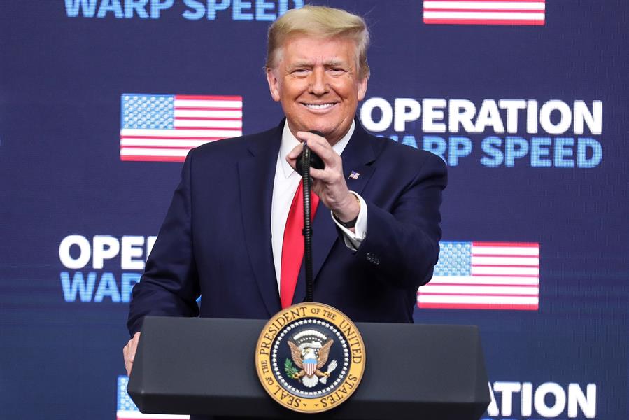 "EEUU primero": Trump buscar asegurar vacunas a los estadounidenses
