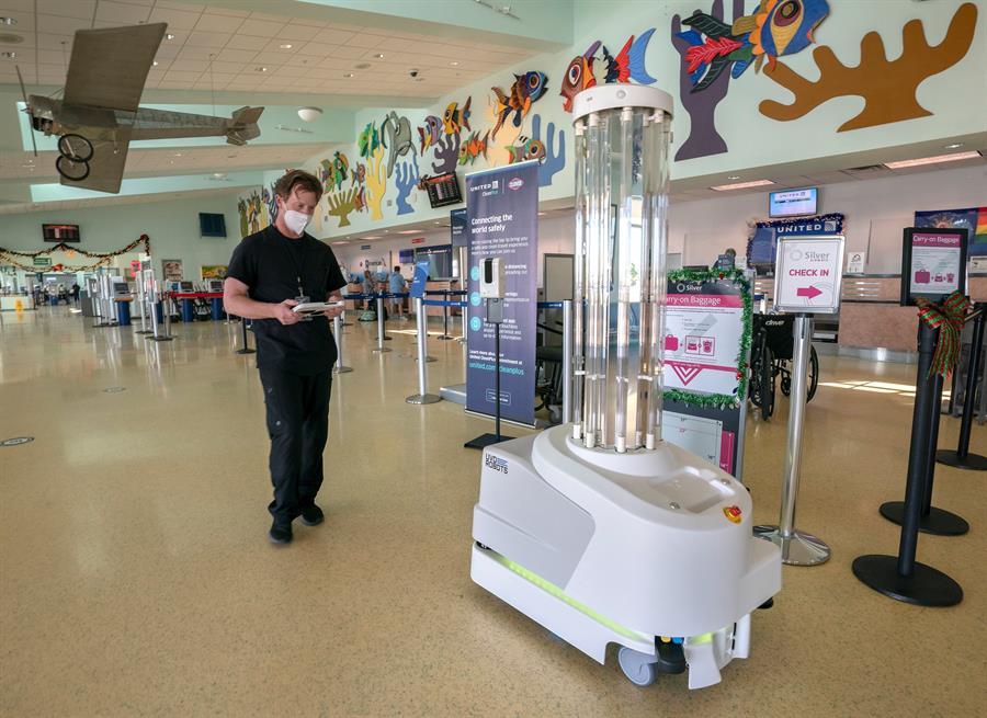 Un aeropuerto en EEUU estrena robot de desinfección contra la Covid-19
