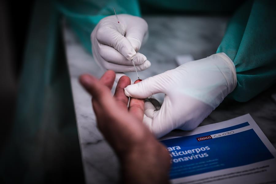 ¿Cuánto tiempo duran los anticuerpos en infectados con COVID-19 después del contagio?