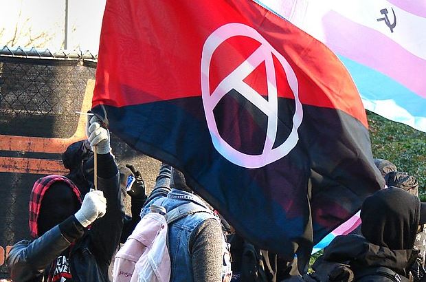 Trump veta la entrada al país de extranjeros vinculados a Antifa