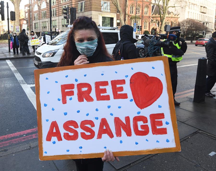 Jueza británica deniega la libertad condicional a Assange por riesgo de fuga