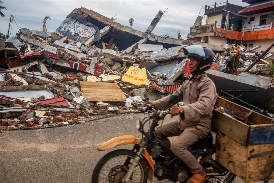 Se eleva a 90 el balance de muertos por el terremoto en la isla de Célebes