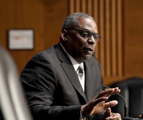 "Pongámonos a trabajar": Lloyd Austin se convierte en el primer afroamericano en dirigir el Pentágono