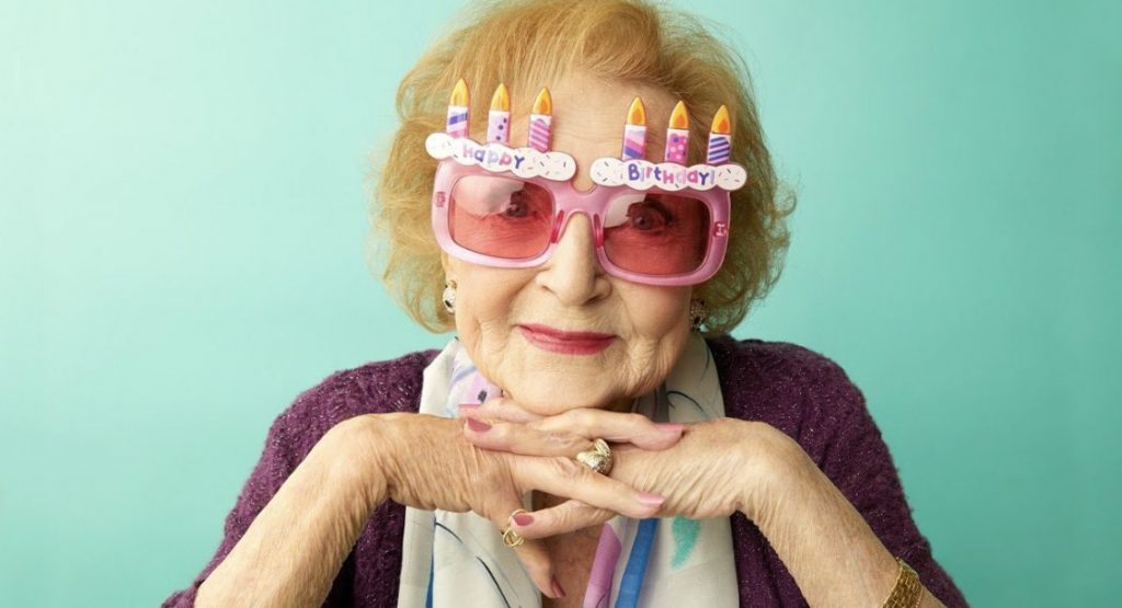 Betty White está cumpliendo 99 años de edad y las redes la felicitan