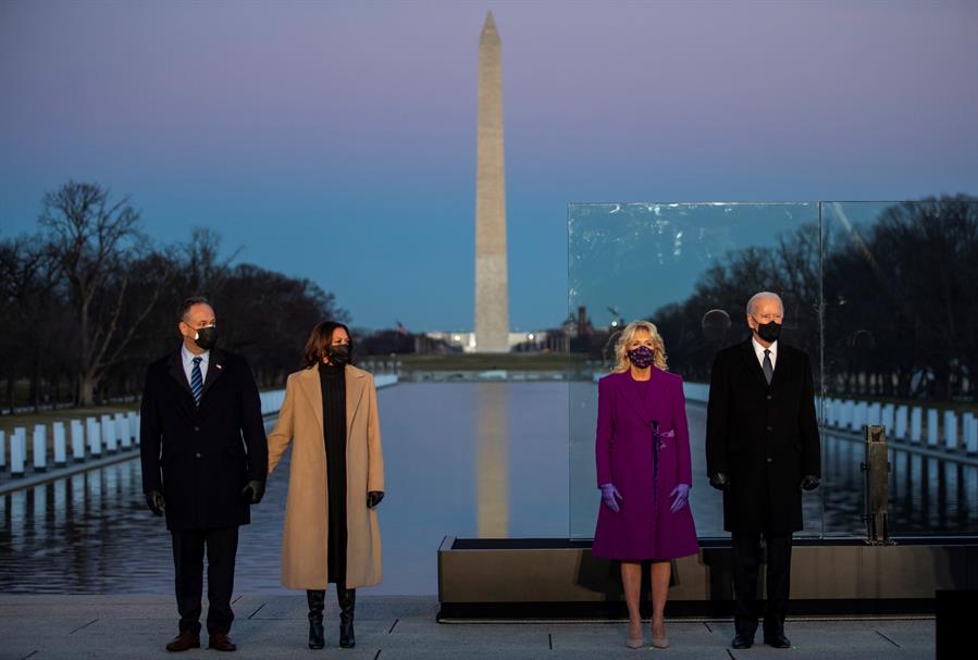 "Para sanar tenemos que recordar": Biden y Harris rinden tributo a víctimas de la pandemia en EEUU
