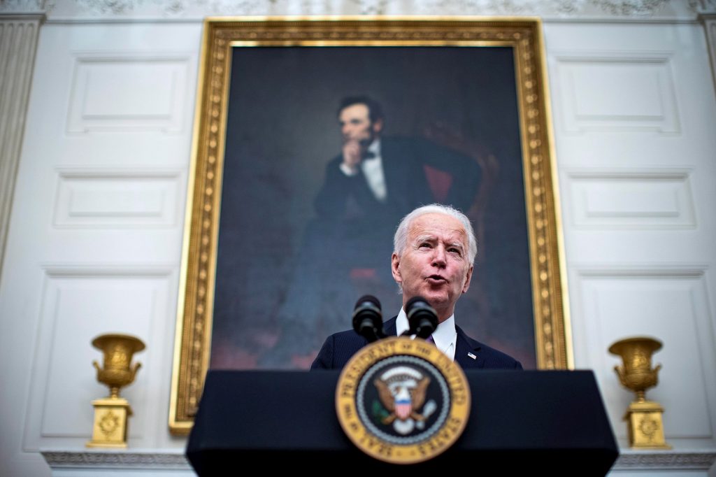 Biden lanza plan de alivio a familias y empresas afectadas por la pandemia