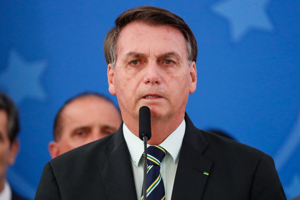Bolsonaro crea polémica tras provocar un tumulto en la playa