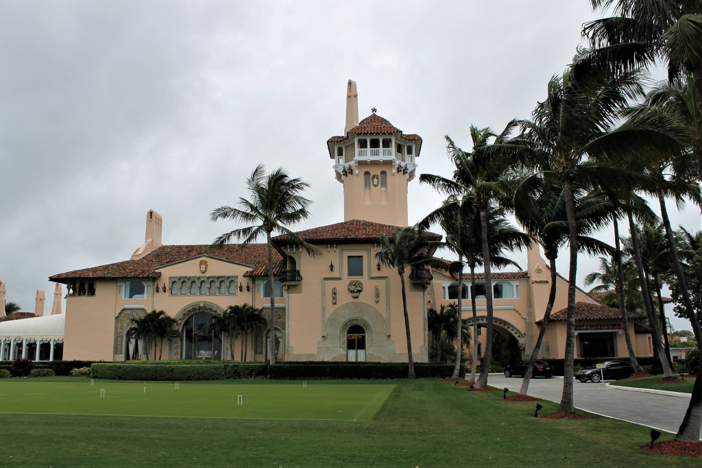 Advierten al club de Trump en Florida por permitir ir sin tapabocas