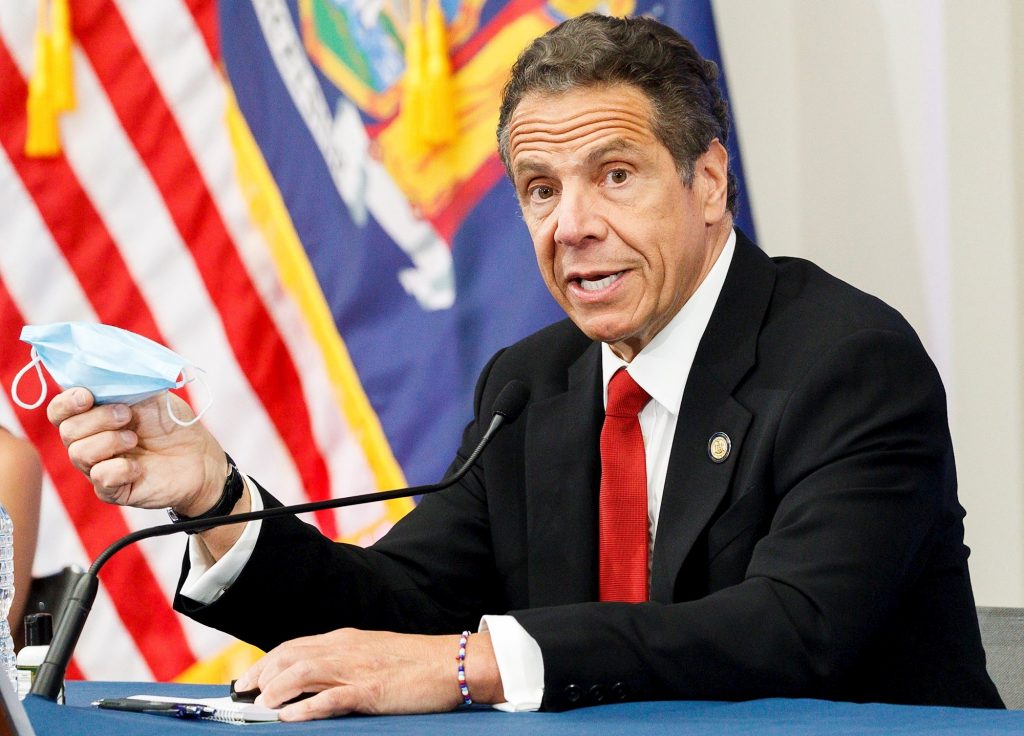 Cuomo se pondrá la vacuna después de que las minorías logren acceder a ella