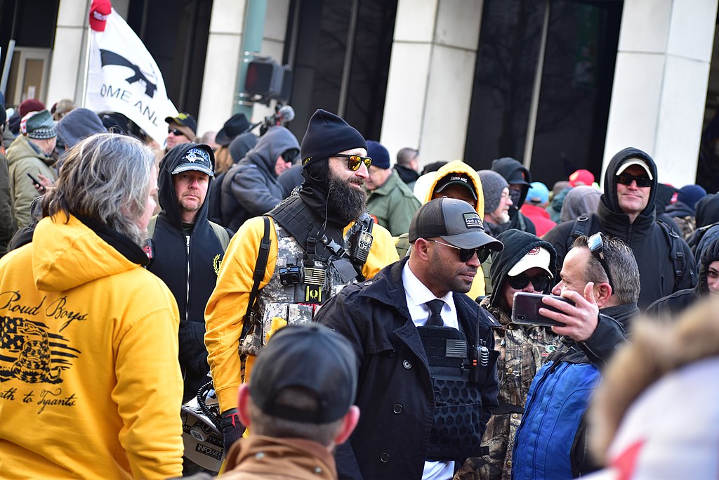 Arrestan al líder del grupo ultraderechista Proud Boys