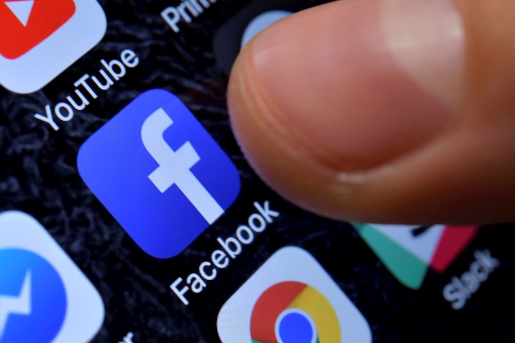 Facebook bloquea indefinidamente la cuenta de Trump
