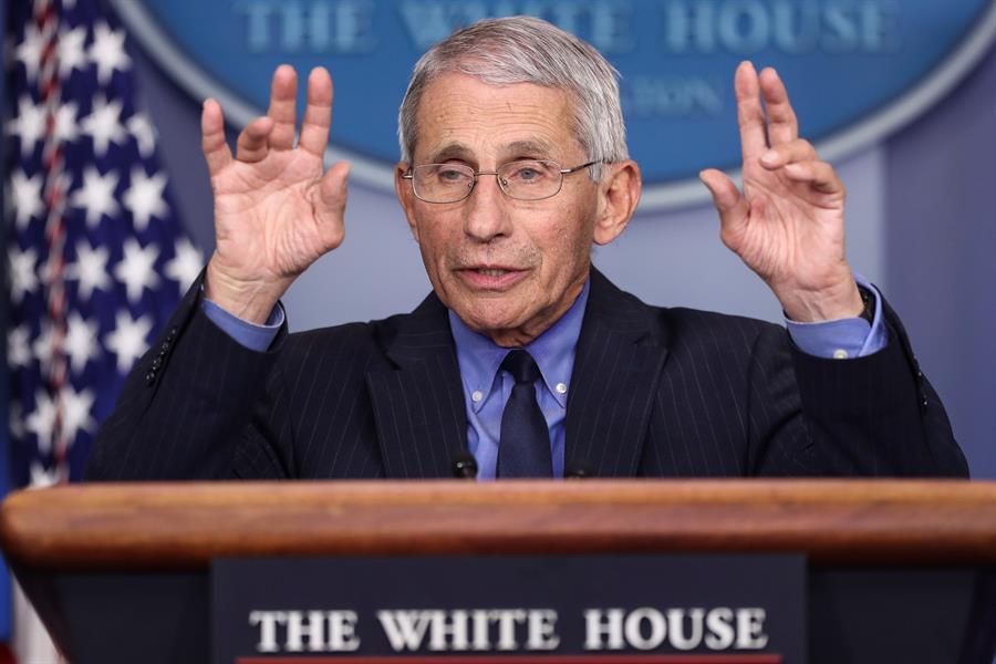 Fauci admite atraso en vacunación pero promete acelerarla