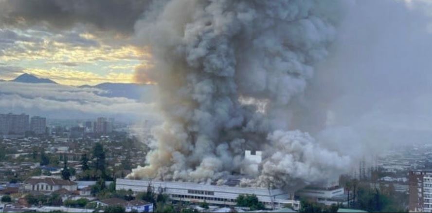 Incendio en hospital de Chile obliga a evacuar a pacientes covid-19 intubados