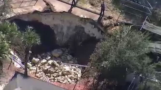 Se reabre un hueco frente a un bar de Florida
