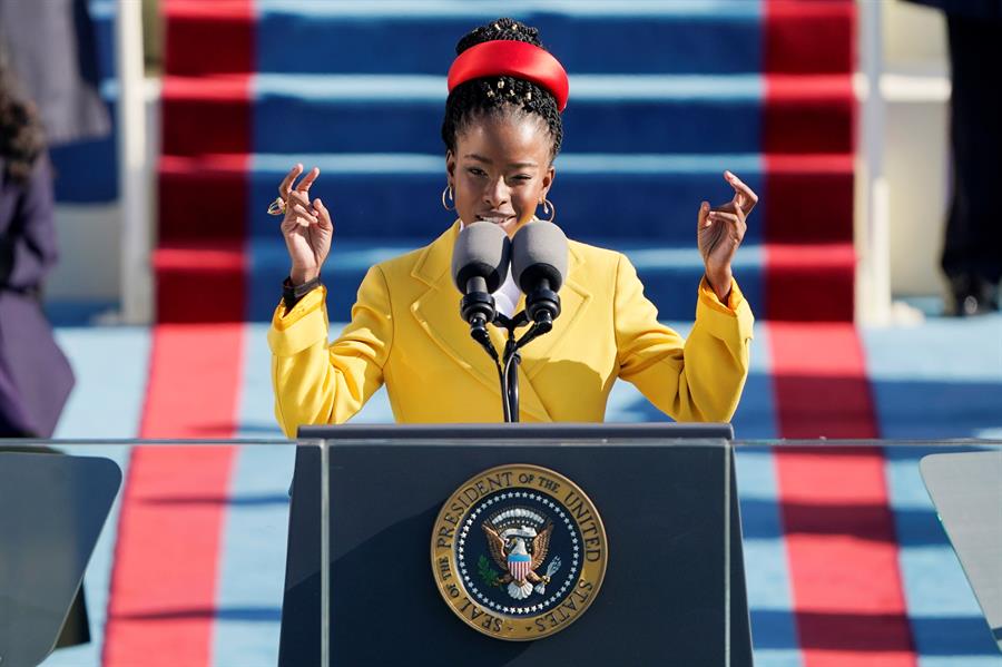 La poeta Amanda Gorman, de la investidura de Biden a la Super Bowl