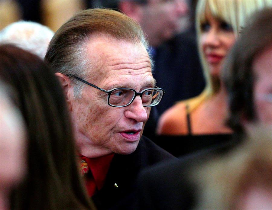 El presentador Larry King fue hospitalizado por COVID-19