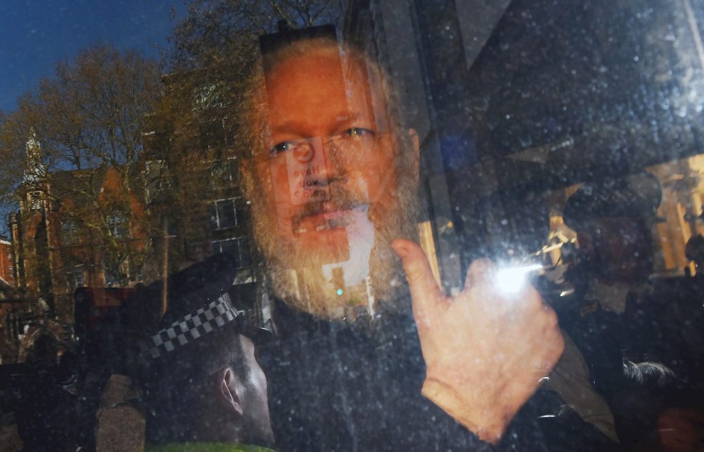 Madre de Assange pide a EEUU que desista de extraditar a su hijo