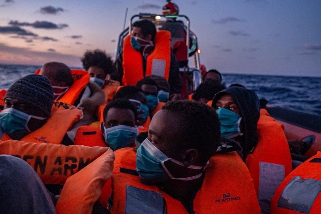 Open Arms inicia el rescate de otros 97 migrantes en el Mediterráneo