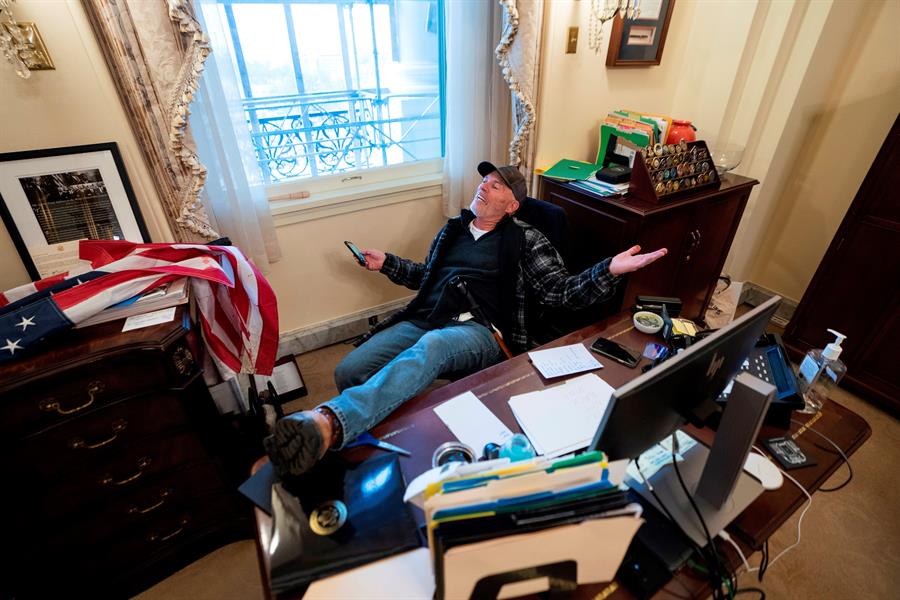 Arrestan al hombre que se fotografió en el escritorio de Pelosi