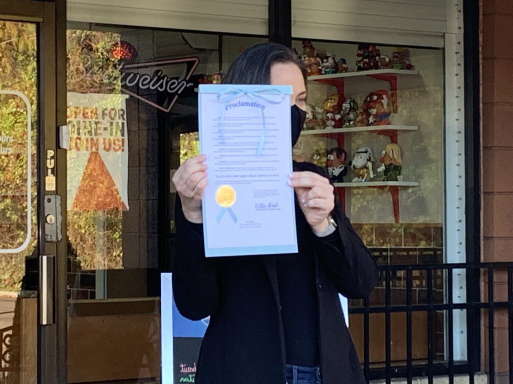 Entregan reconocimiento a gerente de restaurante en Orlando que denunció abuso infantil