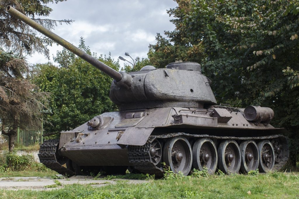 Tanque de guerra causa sorpresa al rodar por vecindario de Miami