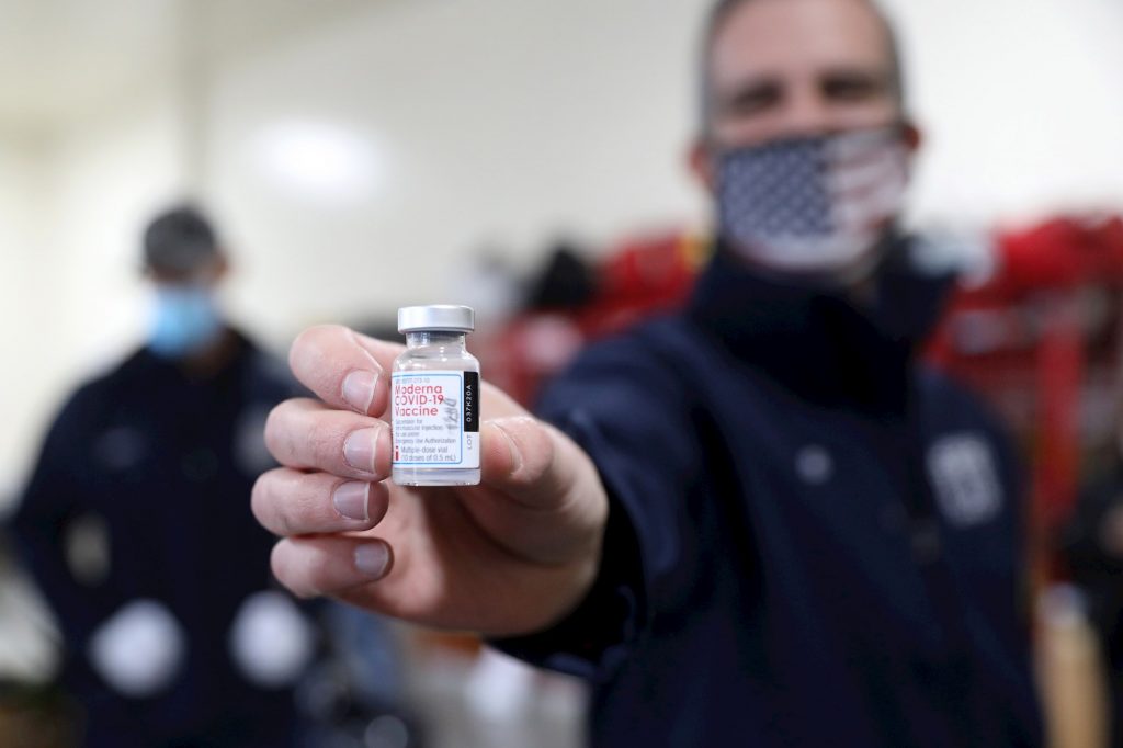 Detenido trabajador de un hospital de Wisconsin por destruir vacunas contra la COVID-19