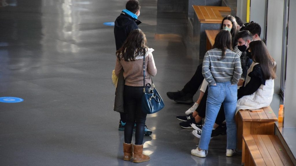 ¿Cuán rápido se propaga la COVID-19 en los campus universitarios y qué podemos hacer?