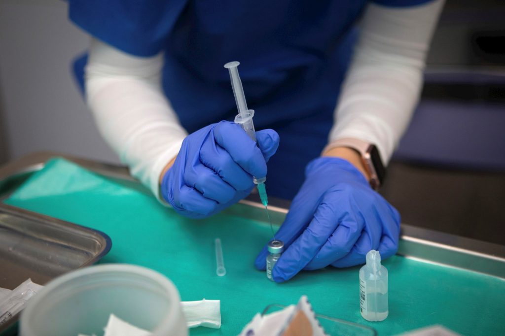 Vacuna de Pfizer parece funcionar contra nuevas variantes