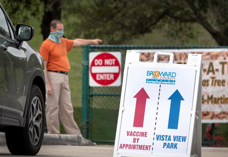 Gobernador de Florida promete acelerar vacunación