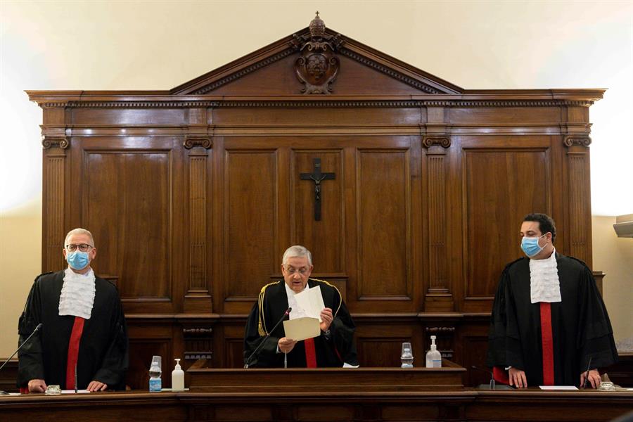 El Vaticano condena a cárcel a dos exdirectivos del IOR