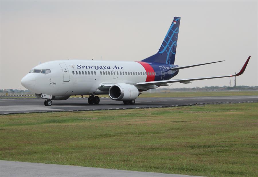 Indonesia busca restos tras el accidente del avión que cayó al mar con 62 personas a bordo