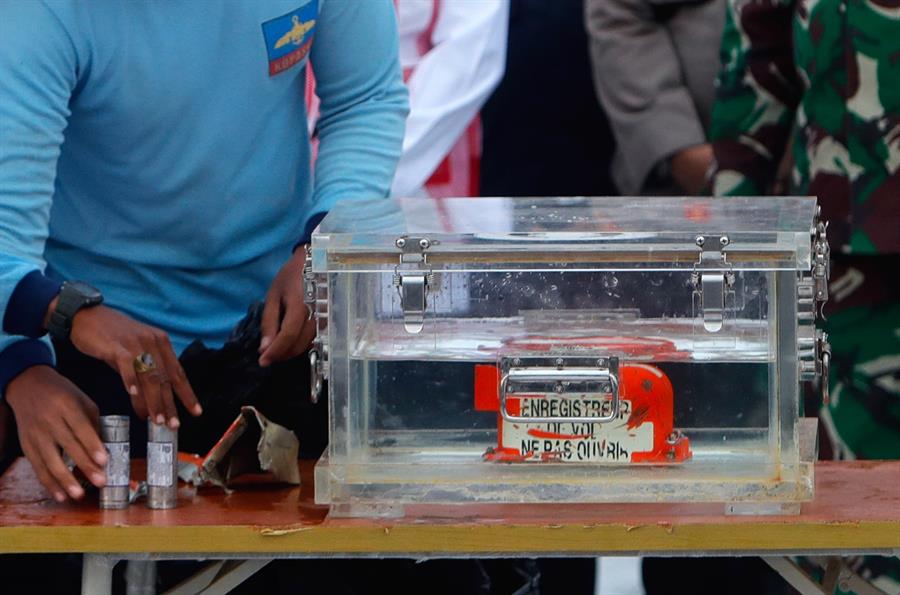 Hallada una de las cajas negras del avión siniestrado en Indonesia