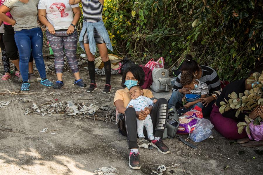 Con destino a EEUU, caravana migrante de Honduras rompe barrera policial en Guatemala